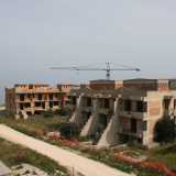 Da qui � poi � possibile �ammirare� il quartiere nel suo insieme, sul quale si staglia statica una gru inoperosa da anni